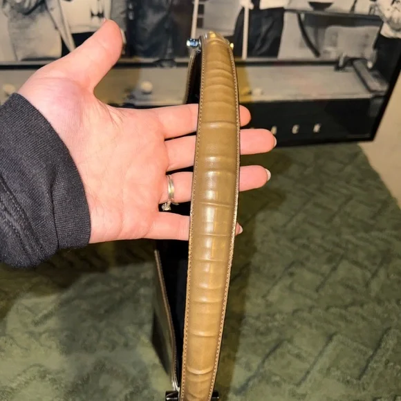 ๐ Salvatore Ferragamo Shoulder Bag - Picture 5 of 13